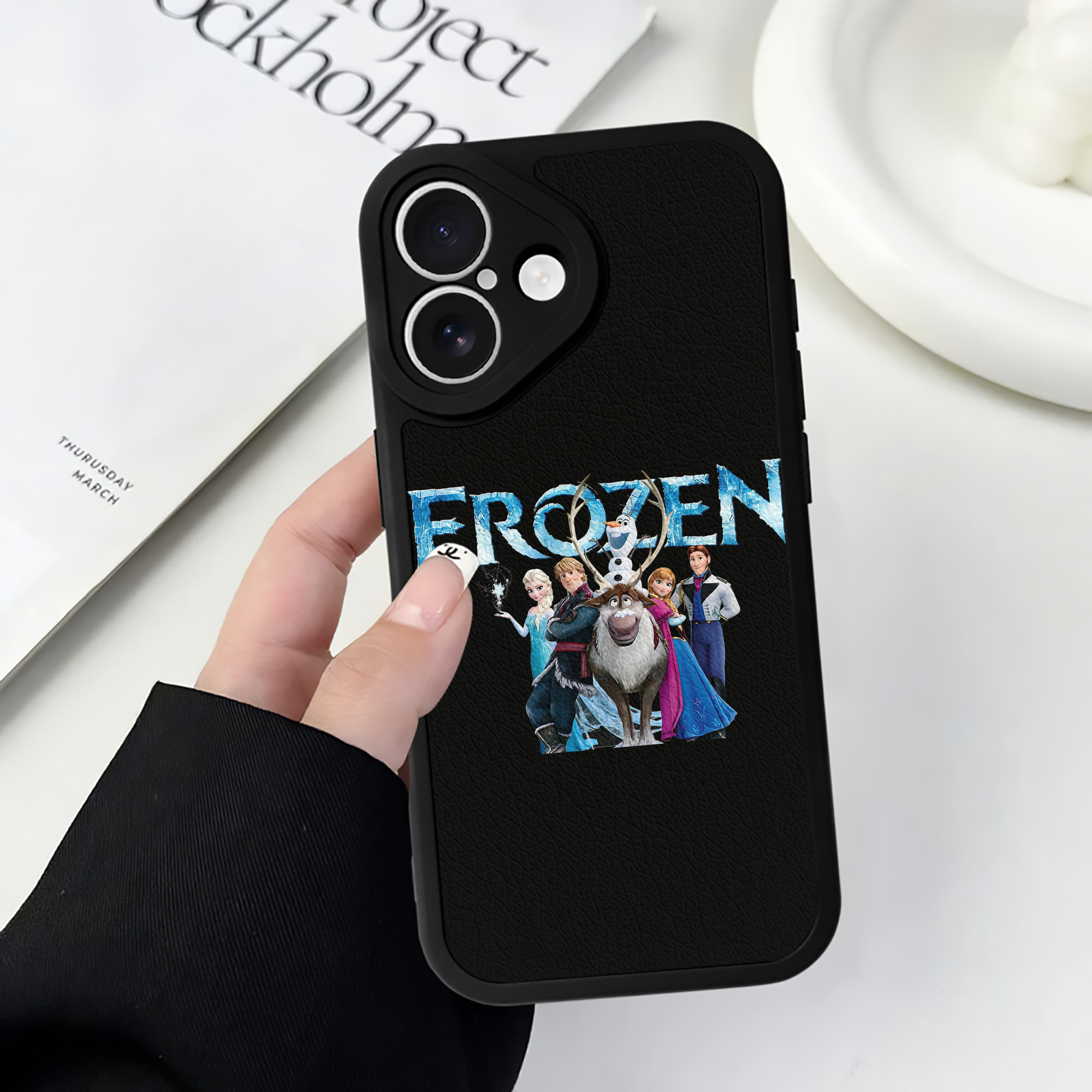 （画像用） アナと雪の女王 アンナ エルサ Frozen Anna Elsa 【iPhone 16シリーズ対応】シリコンスマホケース（レザー調） 材質：シリコン